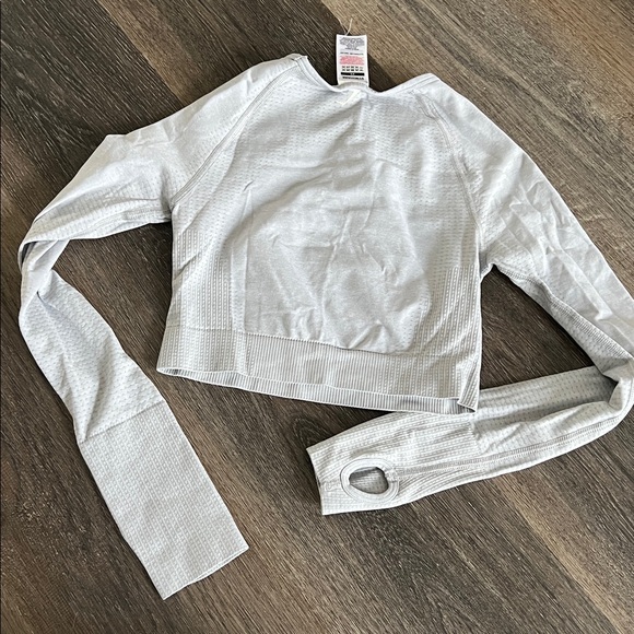 (25) Gymshark Light Gray Crop Top - Picture 4 of 4